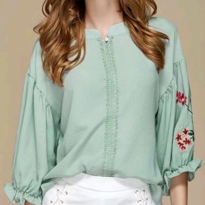 Blusa con ribete tejido y manga farol bordada
