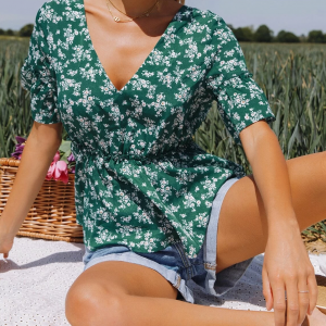 Top estampado floral con volante