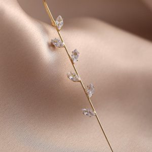 Clip de oreja con detalle henebrado en Rhinestone