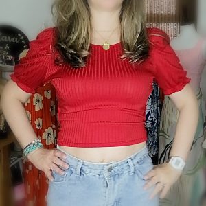Top con mangas abullonadas