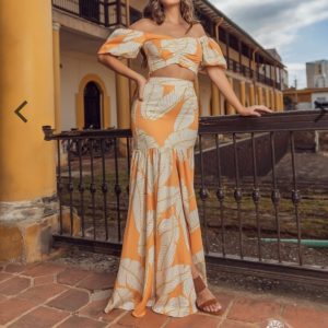 Conjunto estampado de top con falda larga
