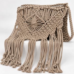 Cartera con correa tejida en macramé