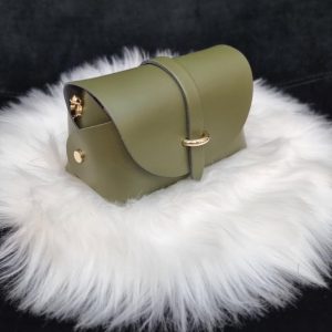 Cartera pequeña con cadena