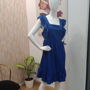 Vestido corto con cordón en espalda y rucha en basta
