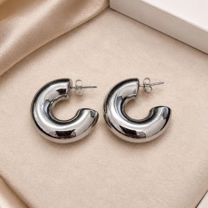 Aretes estilo argolla abierta plateada