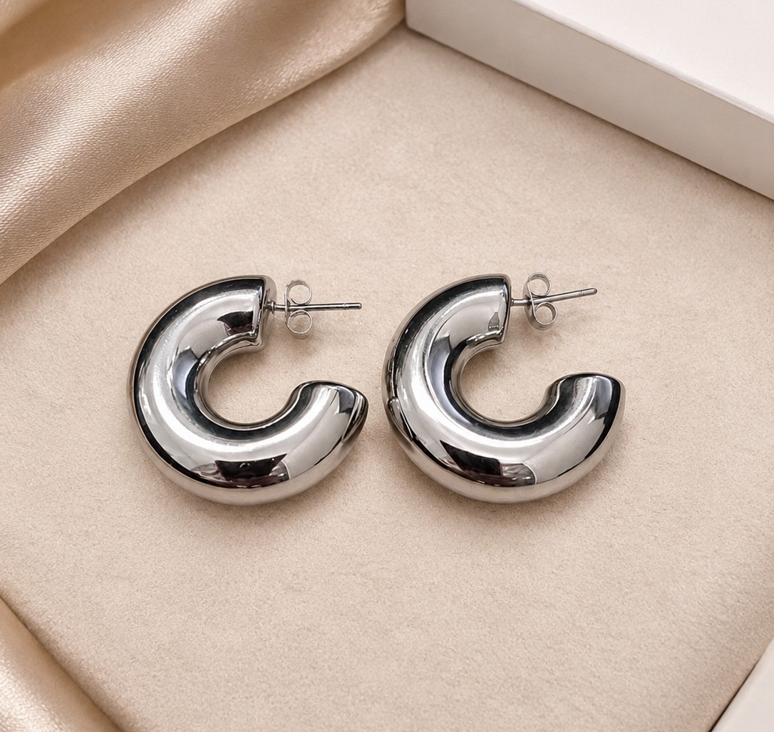 Aretes estilo argolla abierta plateada