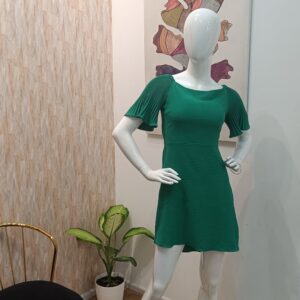 Vestido corto con cordón en espalda y manga vuelo