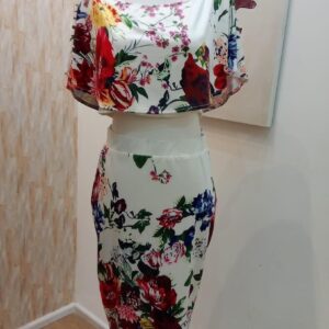 Conjunto en estampado floral top y falda midi