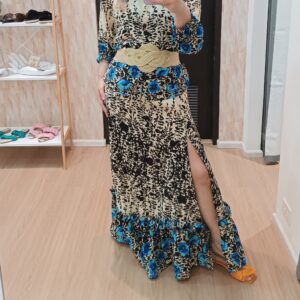 Falda estampada con abertura en un lado y volantes en dobladillo