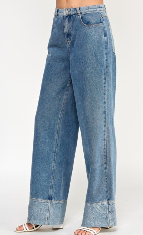 Jeans ancho a la cintura con estampado paisley