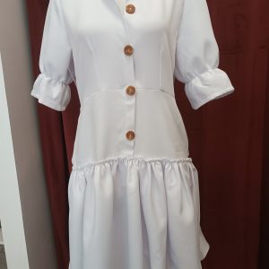 Vestido blanco con basta asimétrica