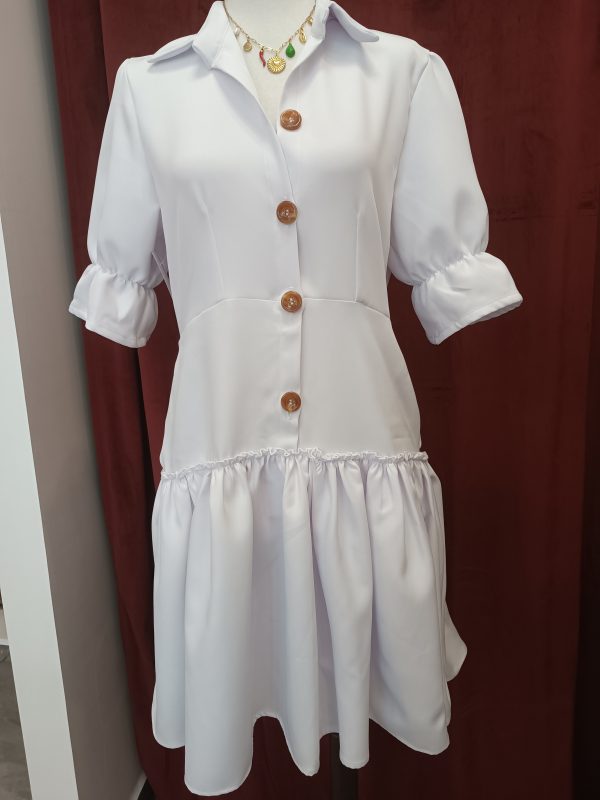 Vestido blanco con basta asimétrica