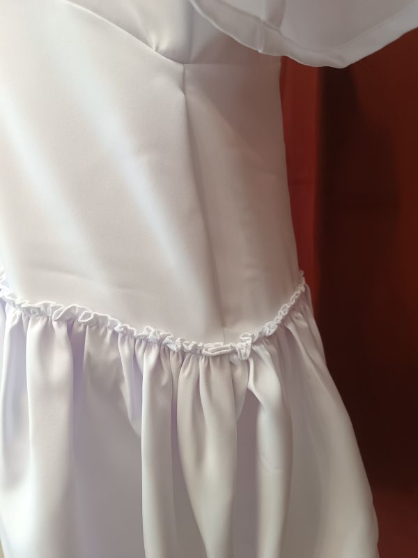 Vestido blanco con basta asimétrica - Imagen 2