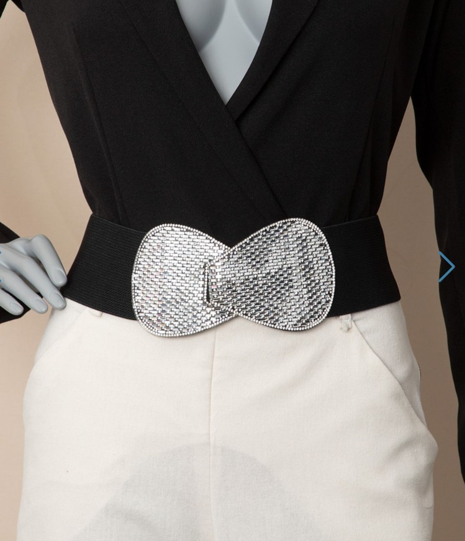 Cinturón elástico con hebilla plateada