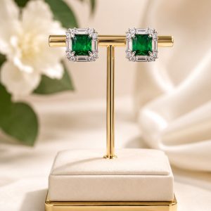 Pendientes cuadrados con piedra verde esmeralda y zirconia