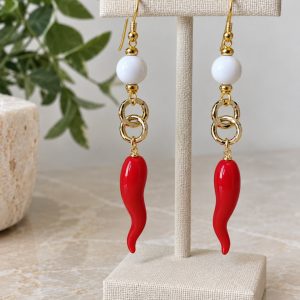 Pendientes largos con detalles de dije de ajies