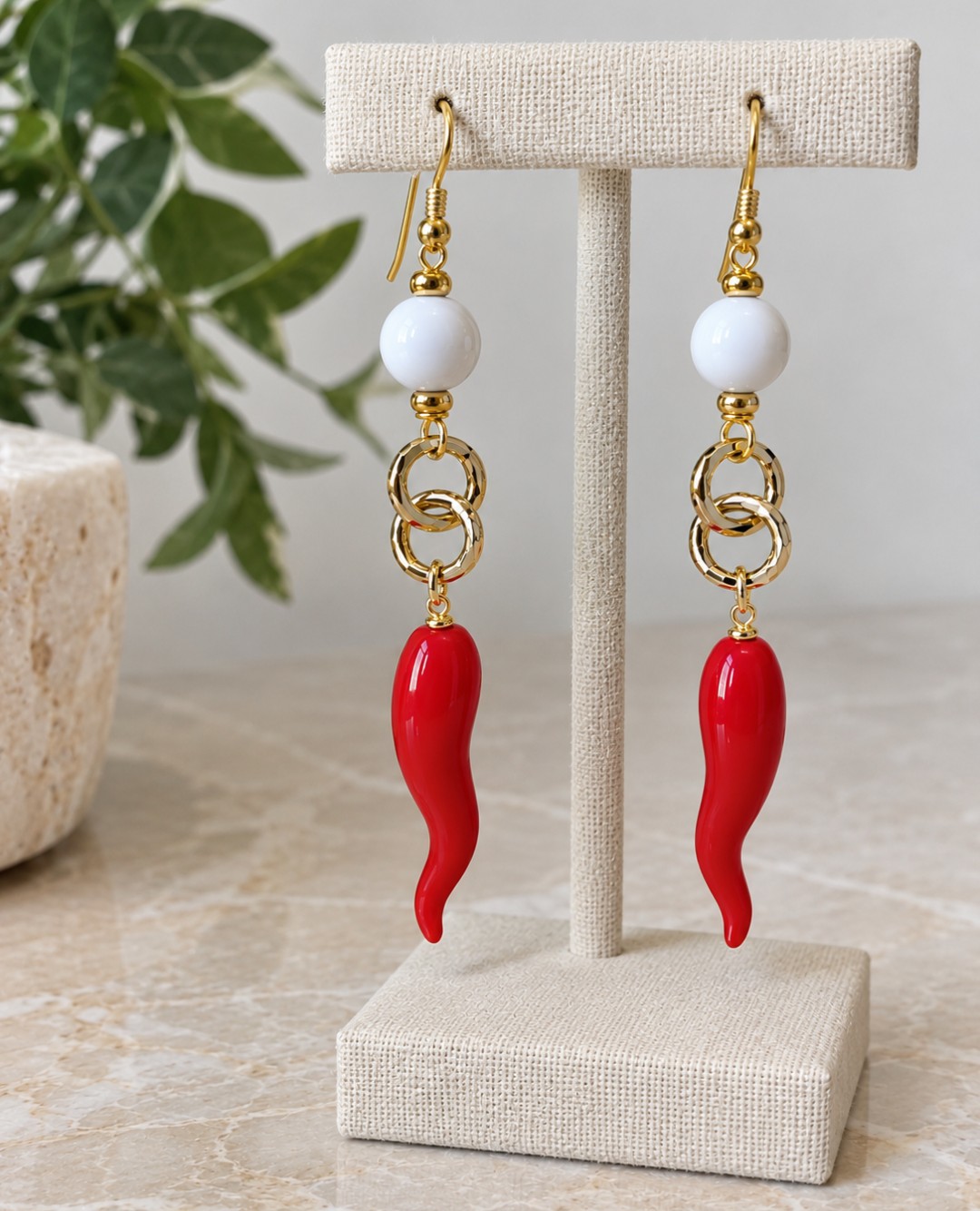 Pendientes largos con detalles de dije de ajies