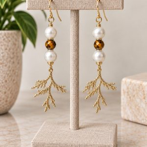 Pendientes largos con detalles de perlitas con hoja dorada