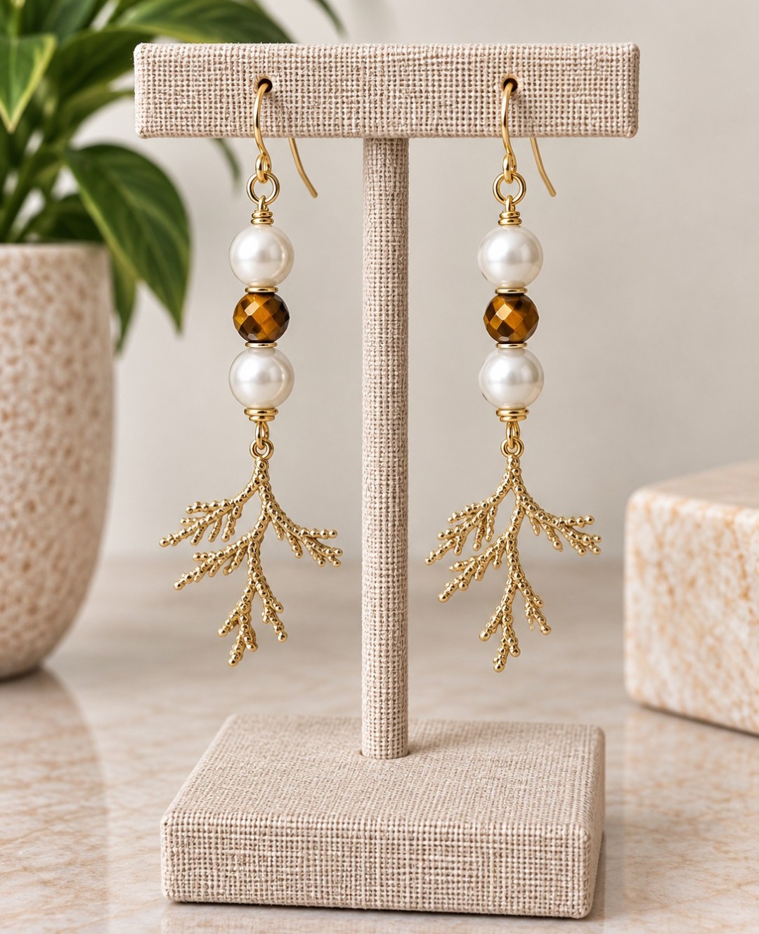 Pendientes largos con detalles de perlitas con hoja dorada